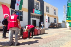 Yetim gülerse Dünya güler