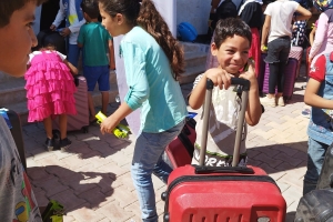 Yetim gülerse Dünya güler