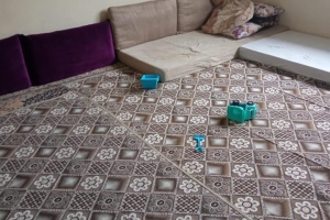 Ev buz gibi. Halı yok, Perde yok. Dolap boş...