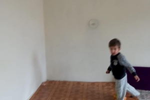 Ev buz gibi. Halı yok, Perde yok. Dolap boş...