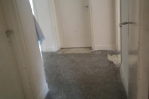 Ev buz gibi. Halı yok, Perde yok. Dolap boş...