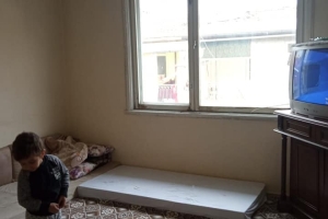 Ev buz gibi. Halı yok, Perde yok. Dolap boş...