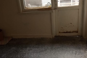 Ev buz gibi. Halı yok, Perde yok. Dolap boş...