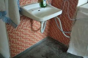 Ev buz gibi. Halı yok, Perde yok. Dolap boş...